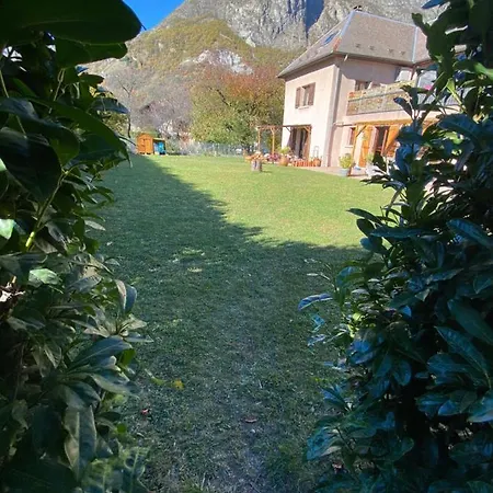 Appartement Douillet, Proche Gare, Terrasse, Cave Saint-Jean-de-Maurienne Exterior foto